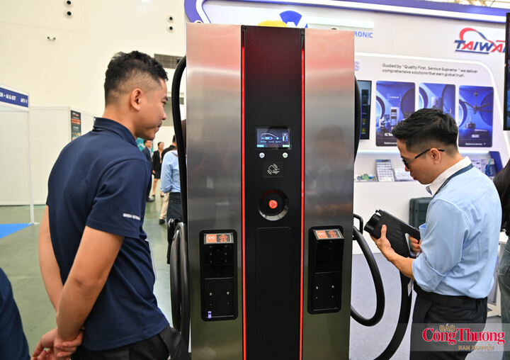 Tại khu vực triển lãm công nghệ, giải pháp sạc xe điện của Willas Electronic thu hút sự chú ý của nhiều khách tham quan, phản ánh xu hướng điện khí hóa còn mở rộng sang lĩnh vực công nghiệp hỗ trợ và linh kiện điện tử. Willas là công ty công nghệ có trụ sở chính tại Đài Loan, Trung Quốc, với hơn 40 năm kinh nghiệm trong lĩnh vực bán dẫn, linh kiện điện tử và quản lý năng lượng. Tại Việt Nam, công ty cung cấp các giải pháp công nghiệp, ô tô và năng lượng, bao gồm các công nghệ liên quan đến bộ chuyển đổi DC-DC, bộ sạc tích hợp (OBC) và hệ thống quản lý năng lượng.