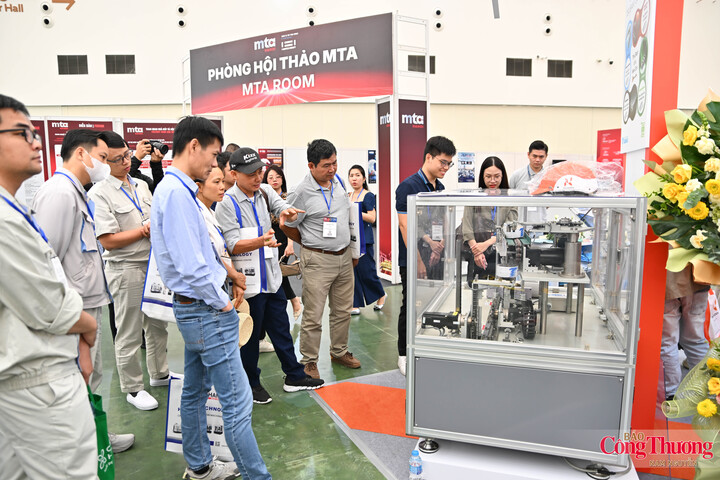 Nhiều khách tham quan chú ý đến hệ thống máy cắt CNC chính xác được giới thiệu tại triển lãm.